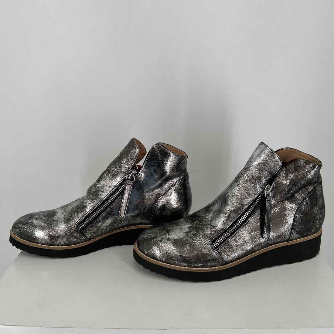 Django & Juliette Women Size 39 Silver Ankle Boot