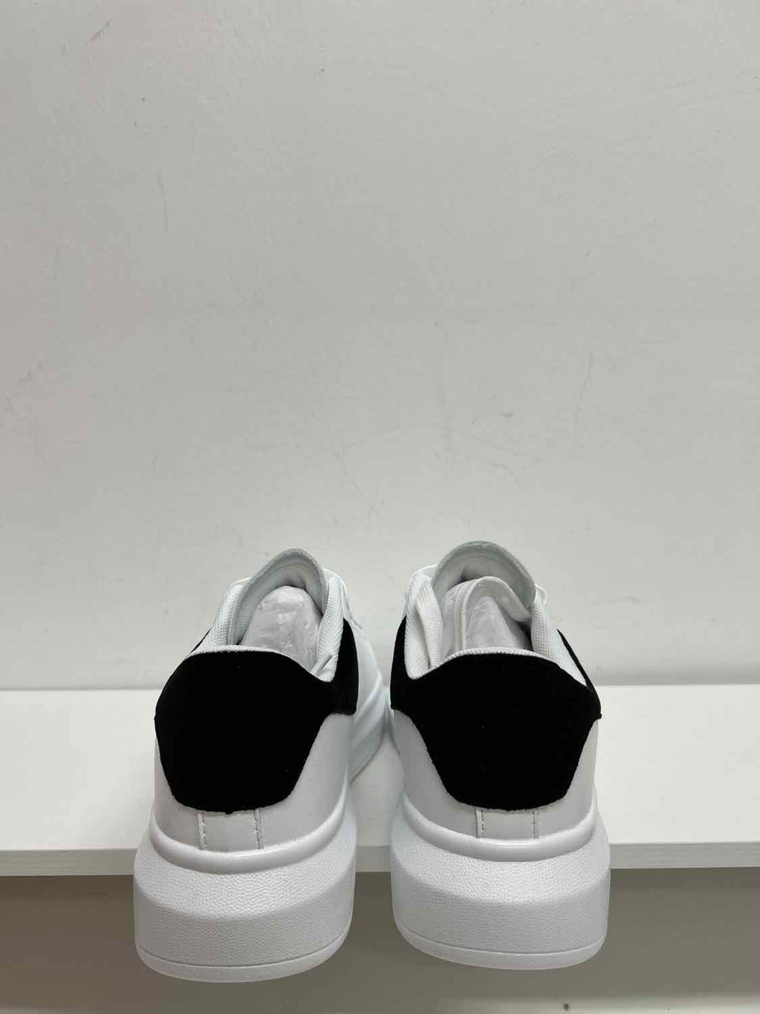 Berness Women Size 8 White New In Box Sneakers