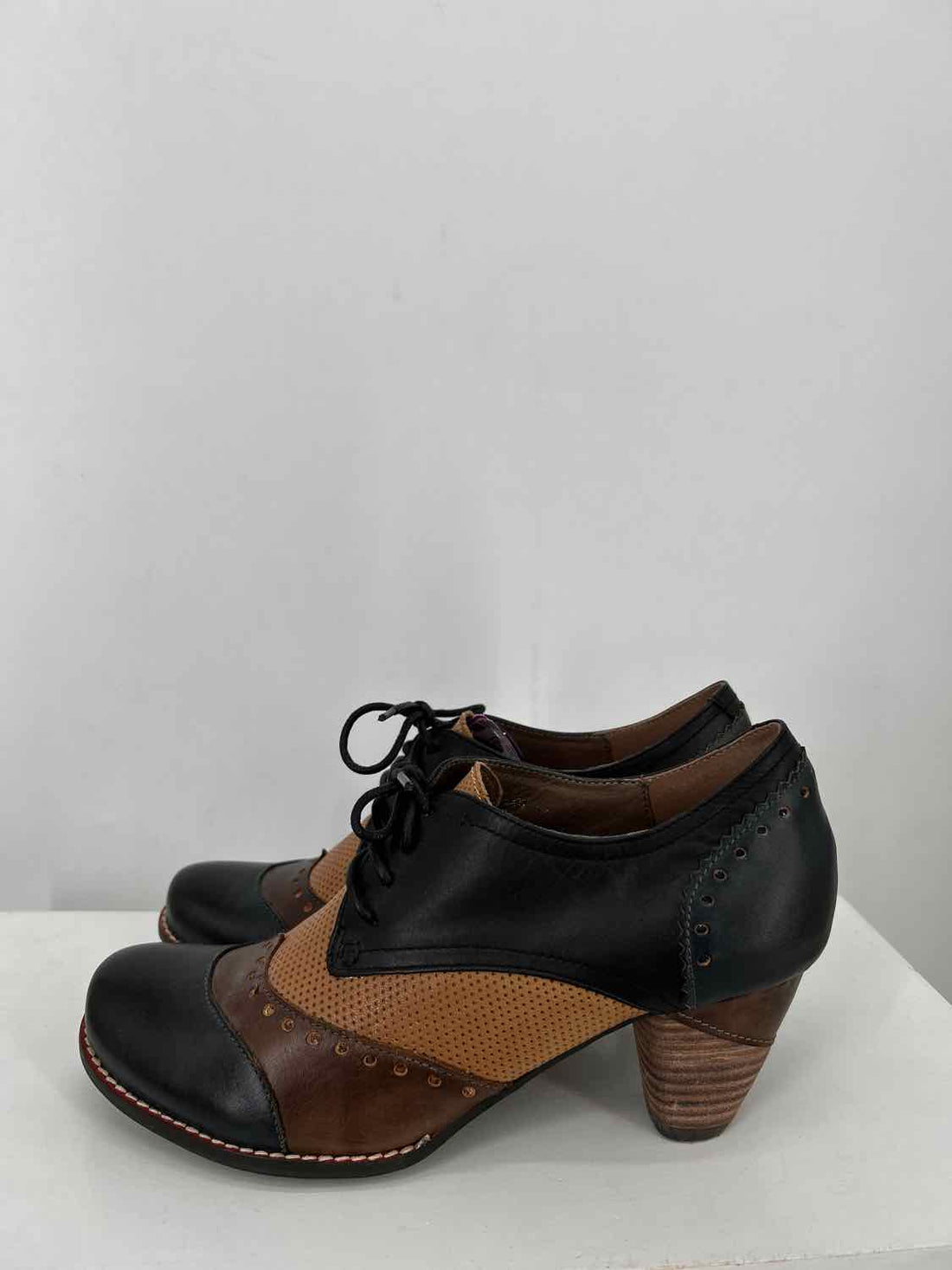 L'artiste Women Size 39 (8.5-9) Black Colorblock Heels