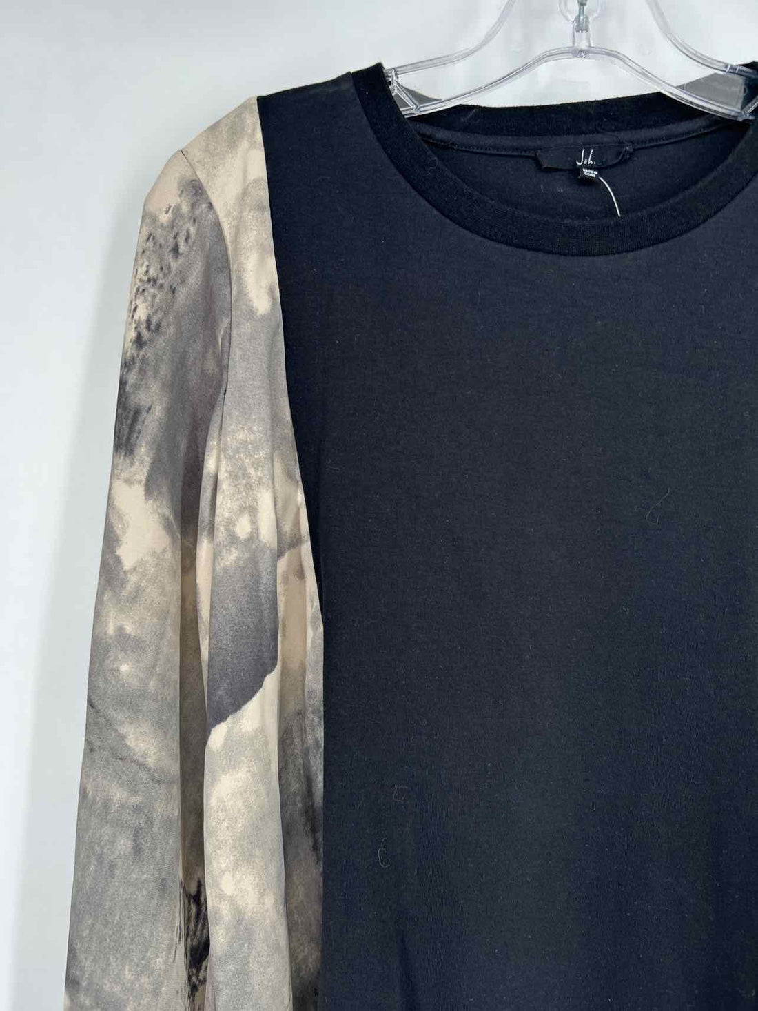 Joh Size M Black & Tan Long Sleeve