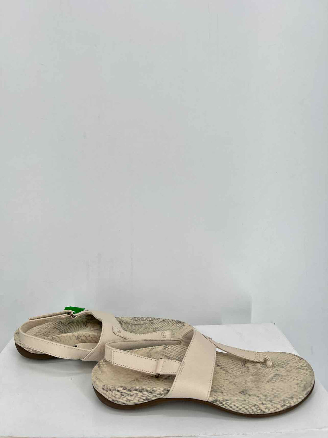Vionic Women Size 9 Cream Reptile Sandals