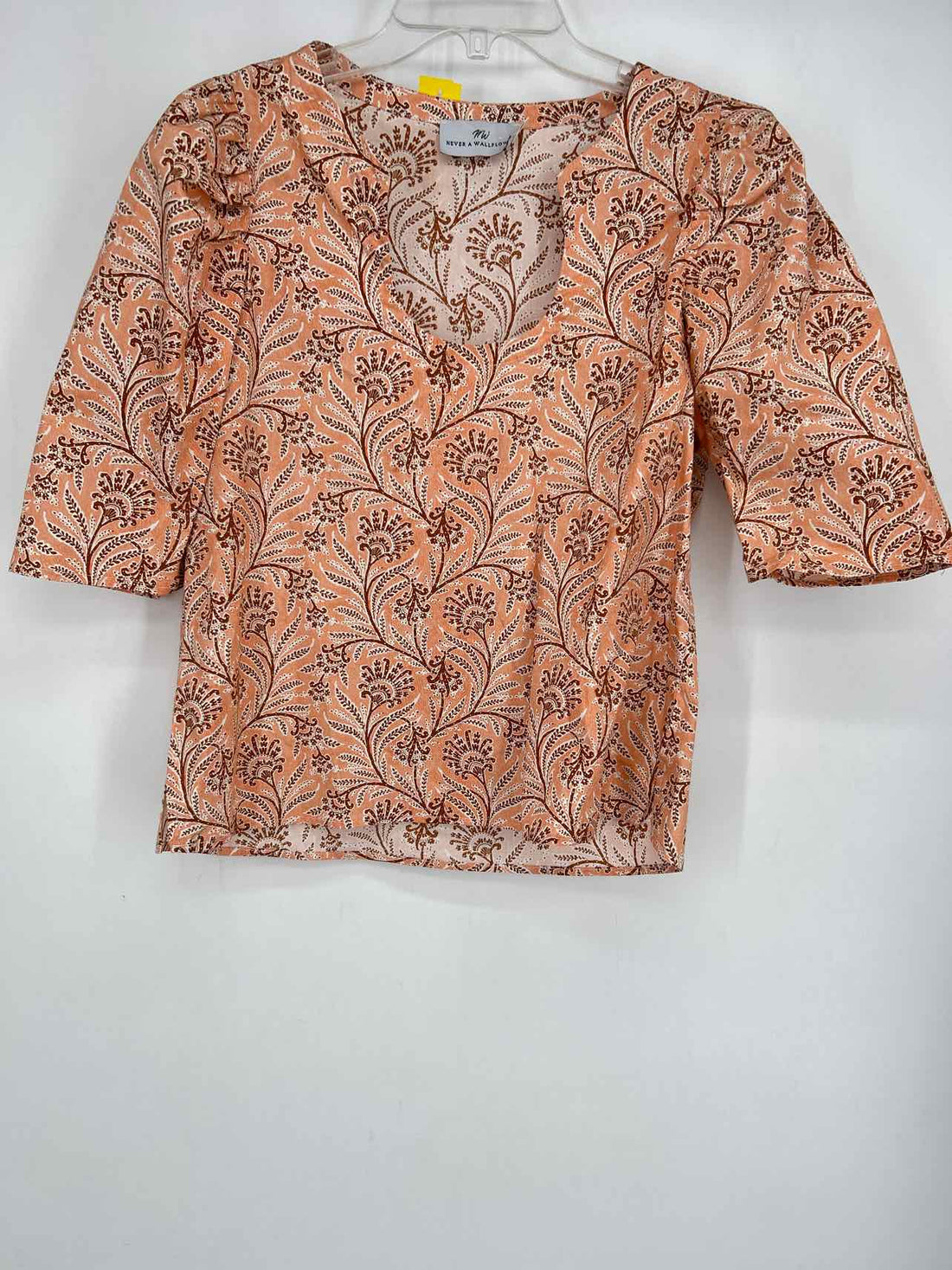Never A Wallflower Size M Peach & Brown Print Short Sleeve