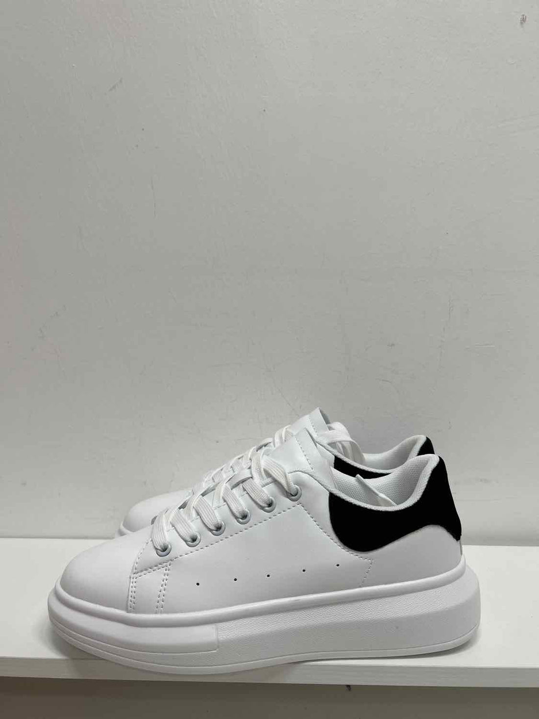 Berness Women Size 8 White New In Box Sneakers