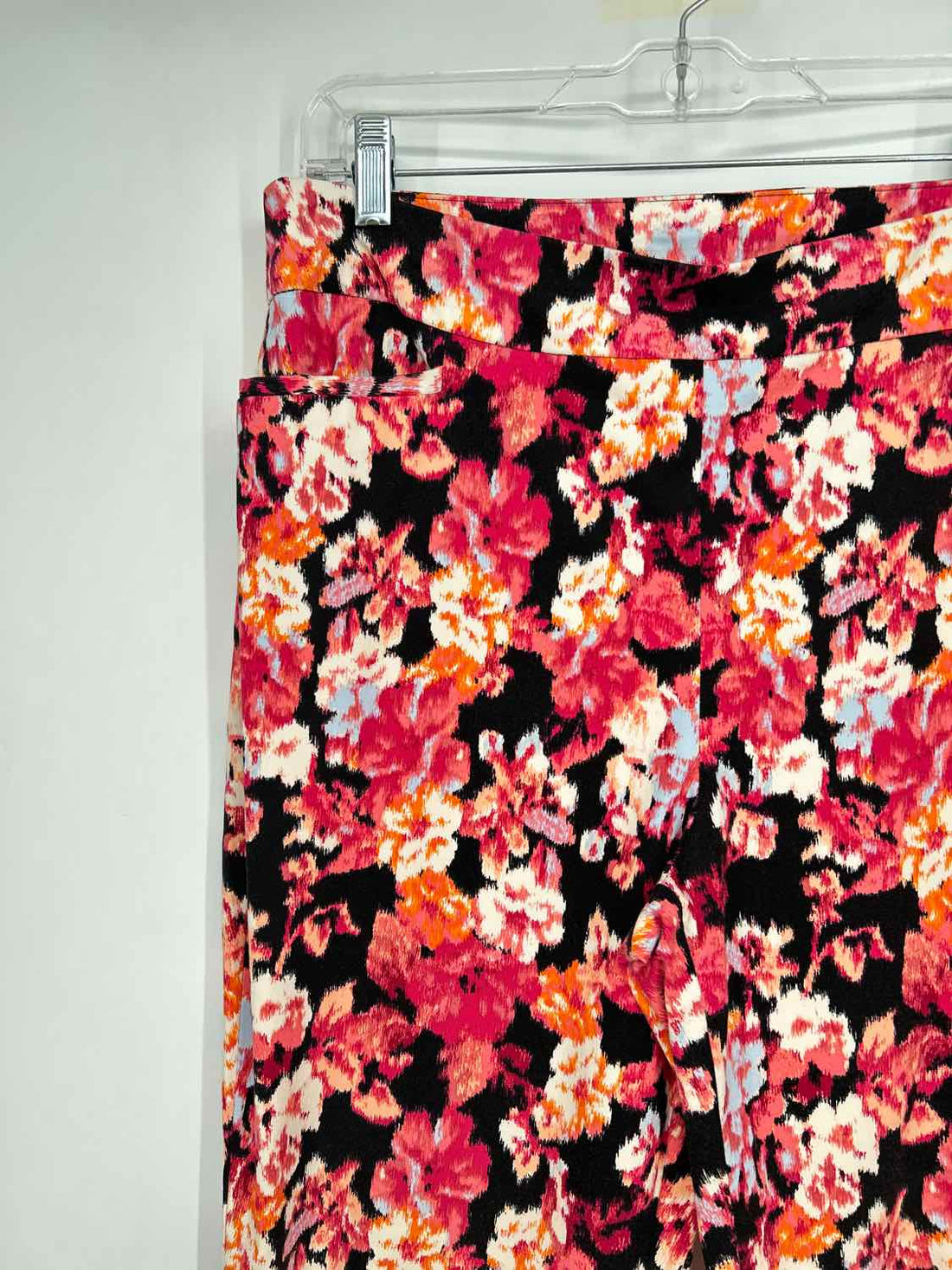 Chicos Size 1.5(10) Black & Pink Floral Pants