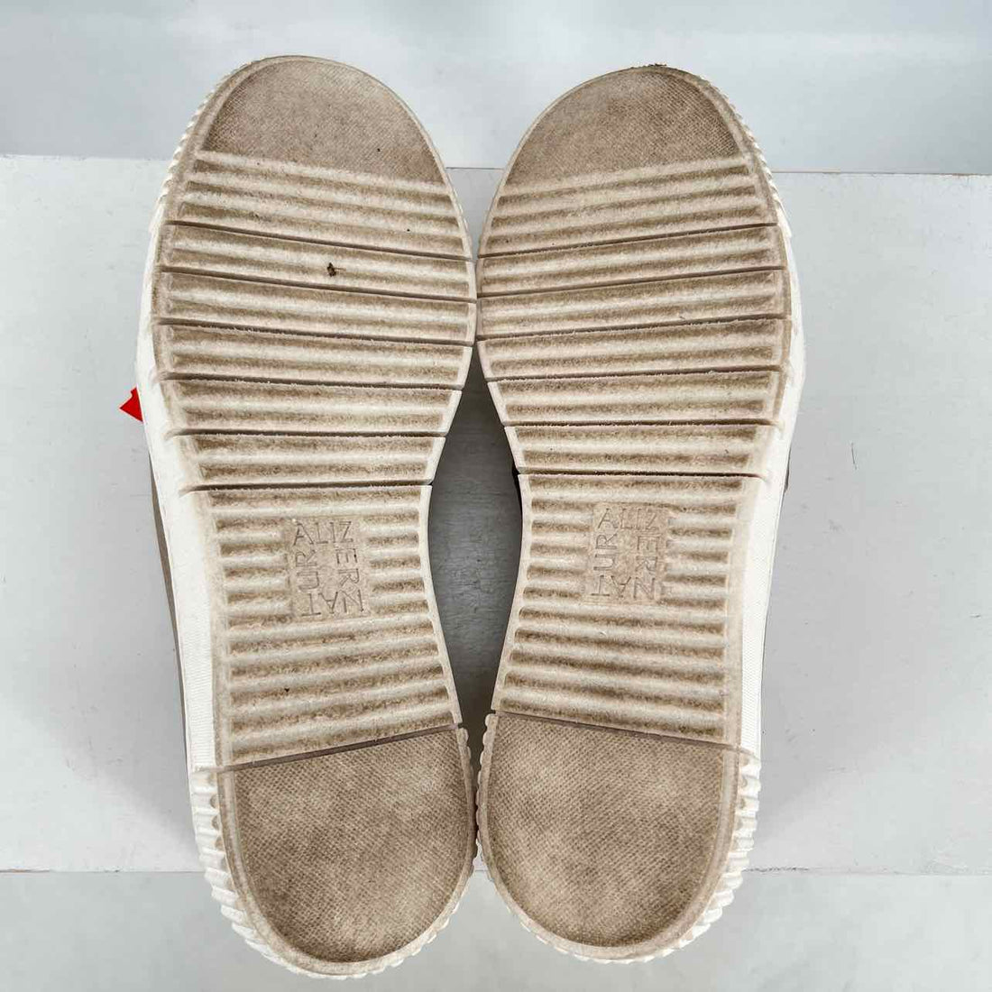 Naturalizer Women Size 6 Beige Faux Leather Sneakers