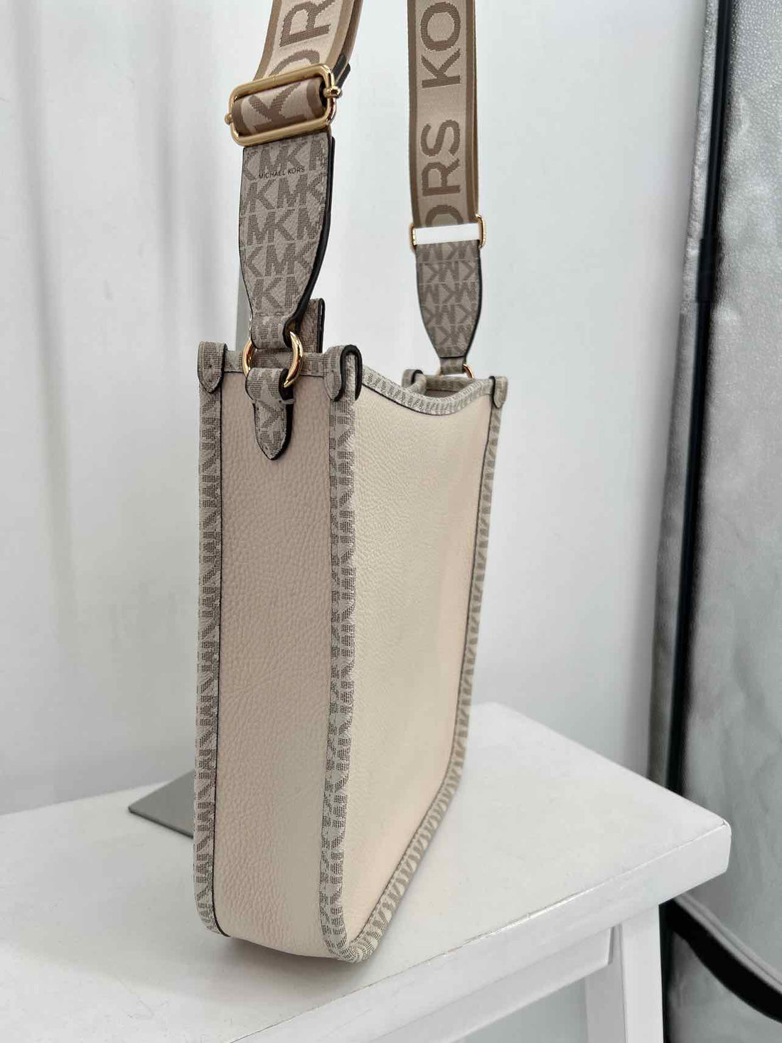 Michael Kors Cream Signature Pebbled Leather Pre Owned Shoulder