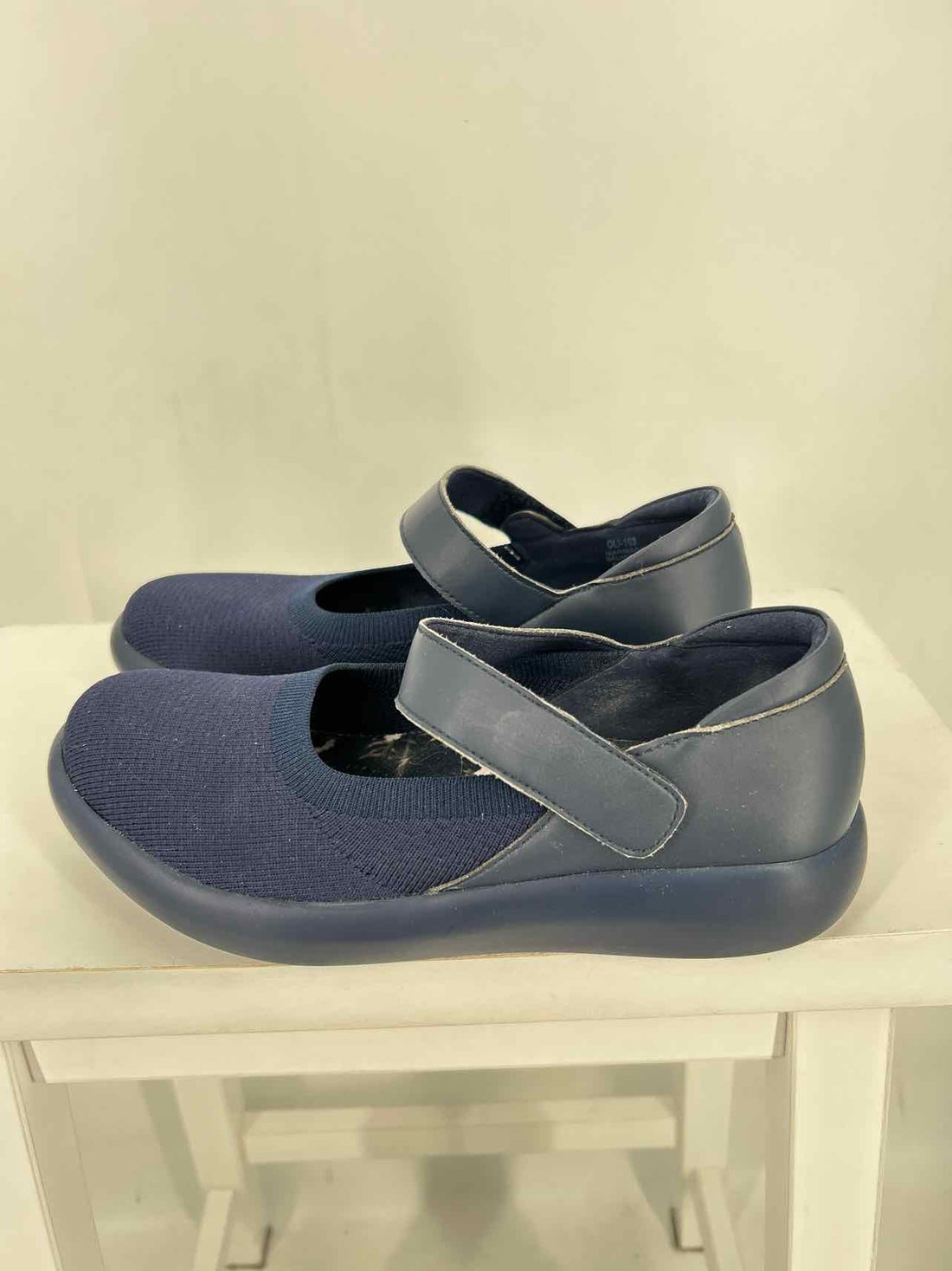 Alegria Women Size 37 (6.5-7) Navy Flats