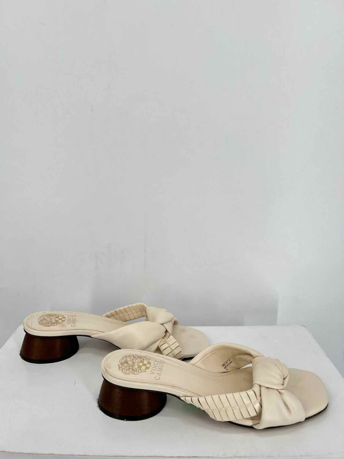 Vince Camuto Women Size 7 Cream Sandals