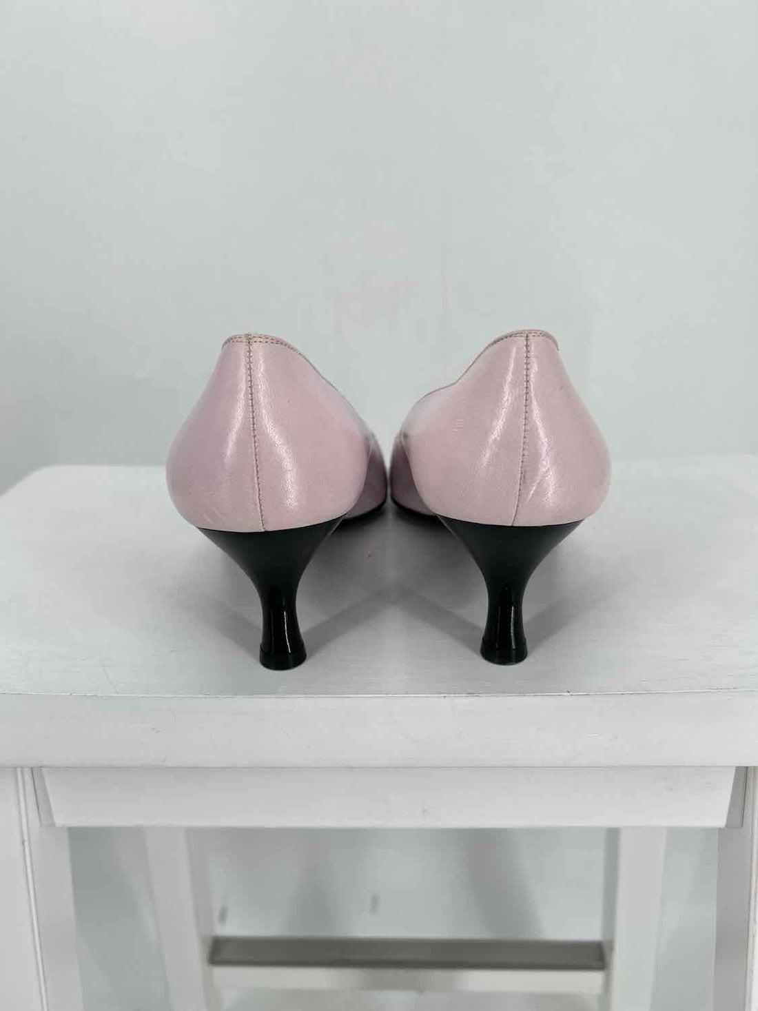 St John Women Size 8.5 Pale Pink & Black Heels