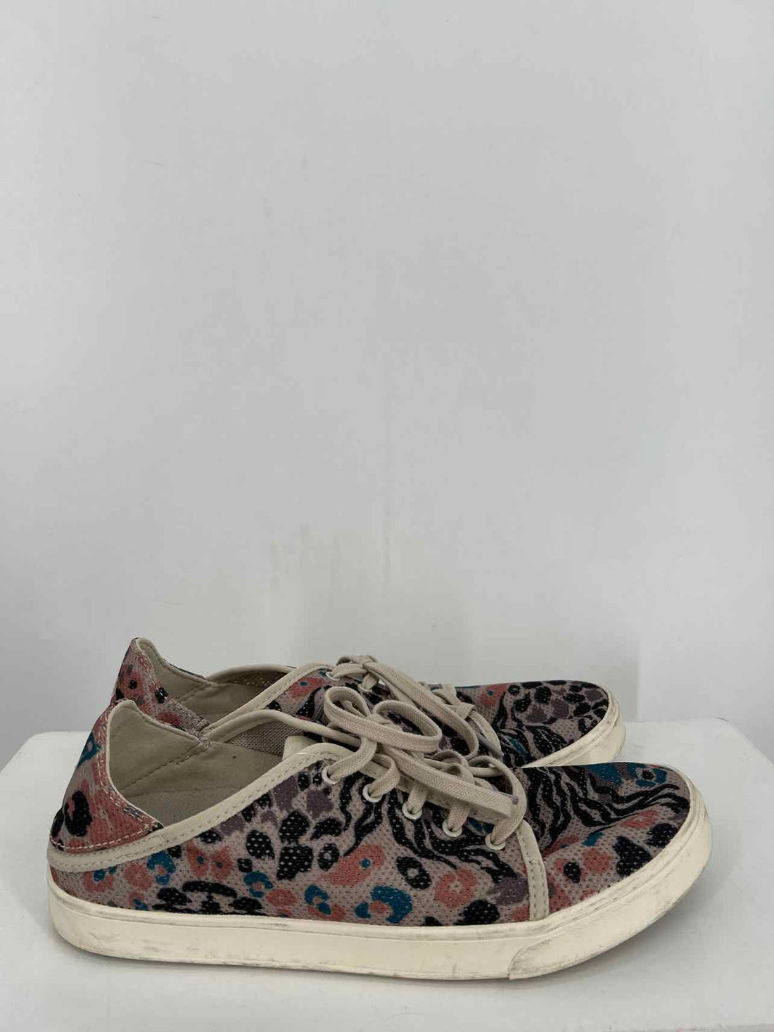 Olu Kai Women Size 10 Light Gray & Black Print Sneakers