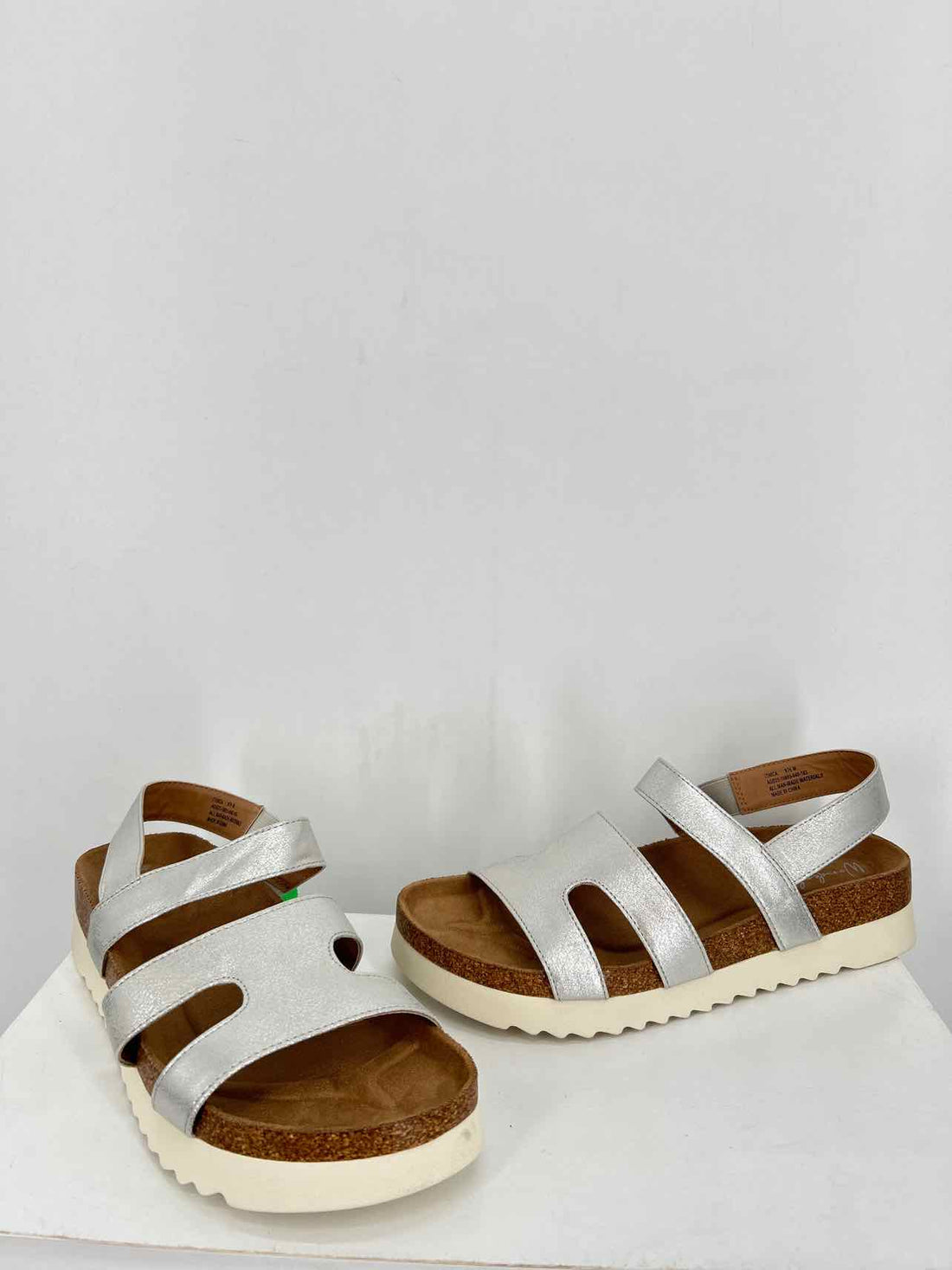 Wonderly Women Size 9.5 Silver Sandals