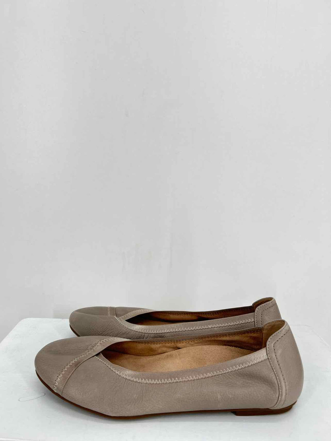 Vionic Women Size 9 Light Gray Flats