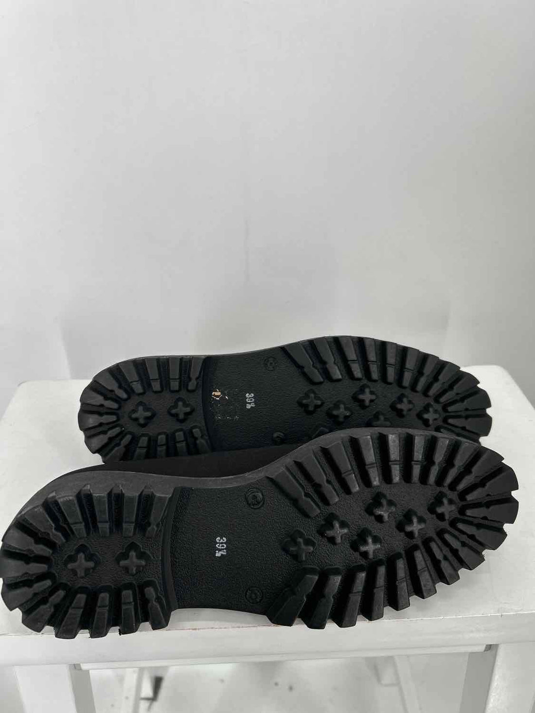 Jon Josef Women Size 39.5(8.5) Black Loafers