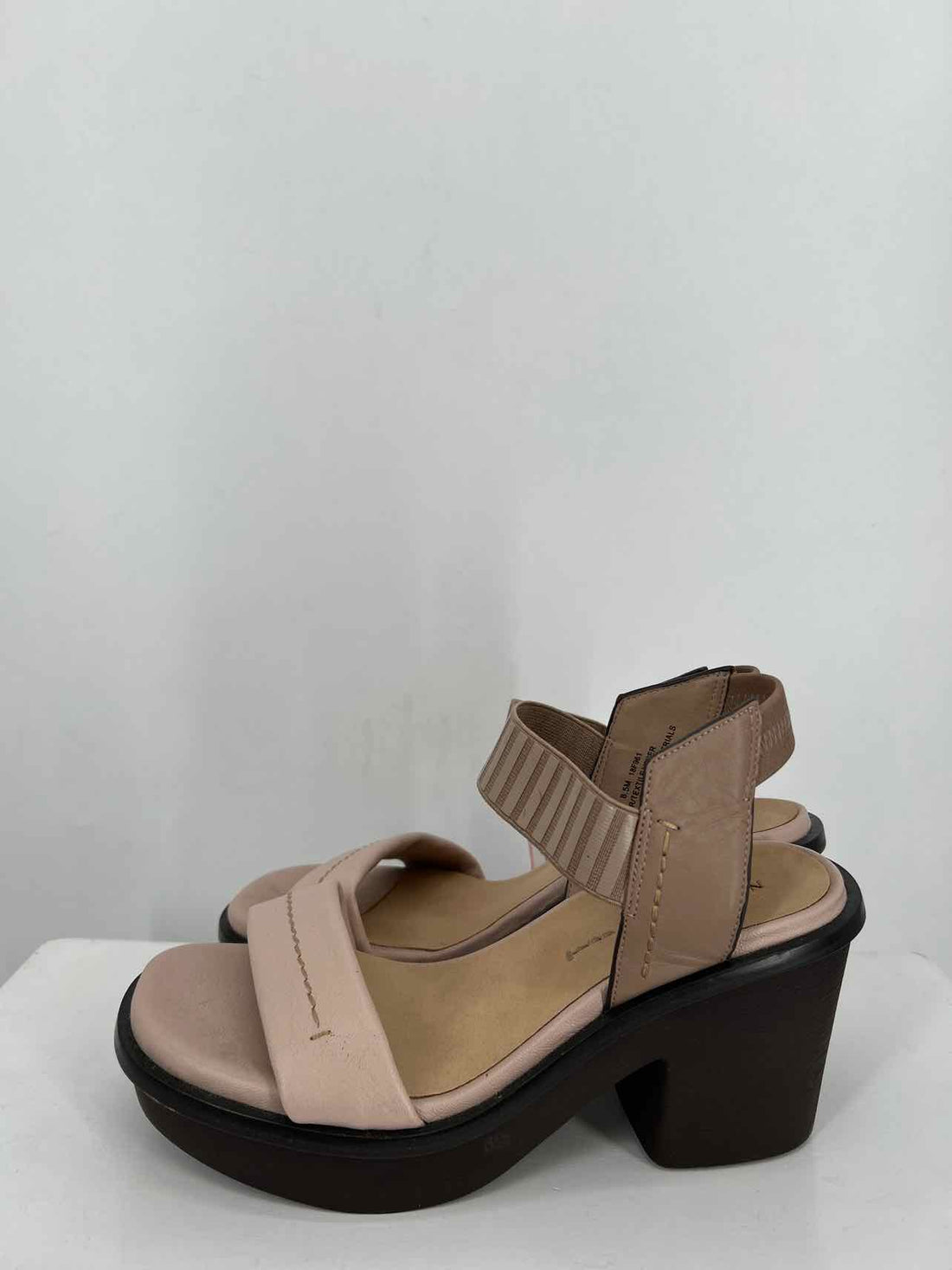 Naked Feet Women Size 8.5 Blush Sandals