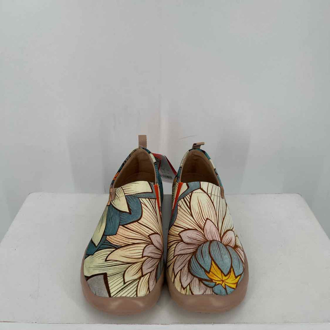 Uin Women Size 7 Floral NWT Canvas Sneakers
