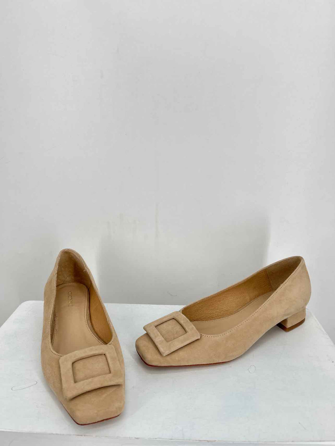 J McLaughlin Women Size 6 Beige Suede Heels