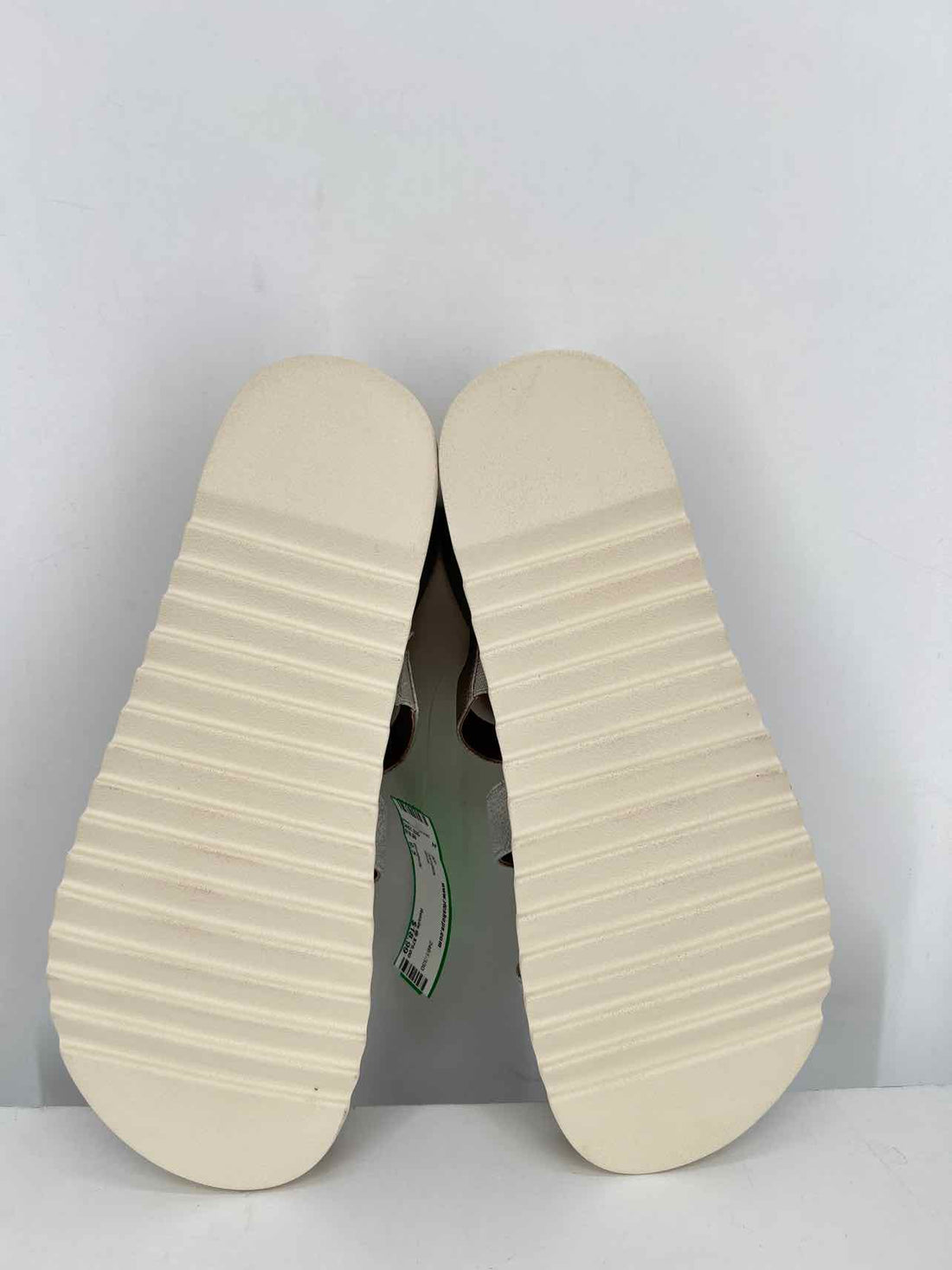 Wonderly Women Size 9.5 Silver Sandals