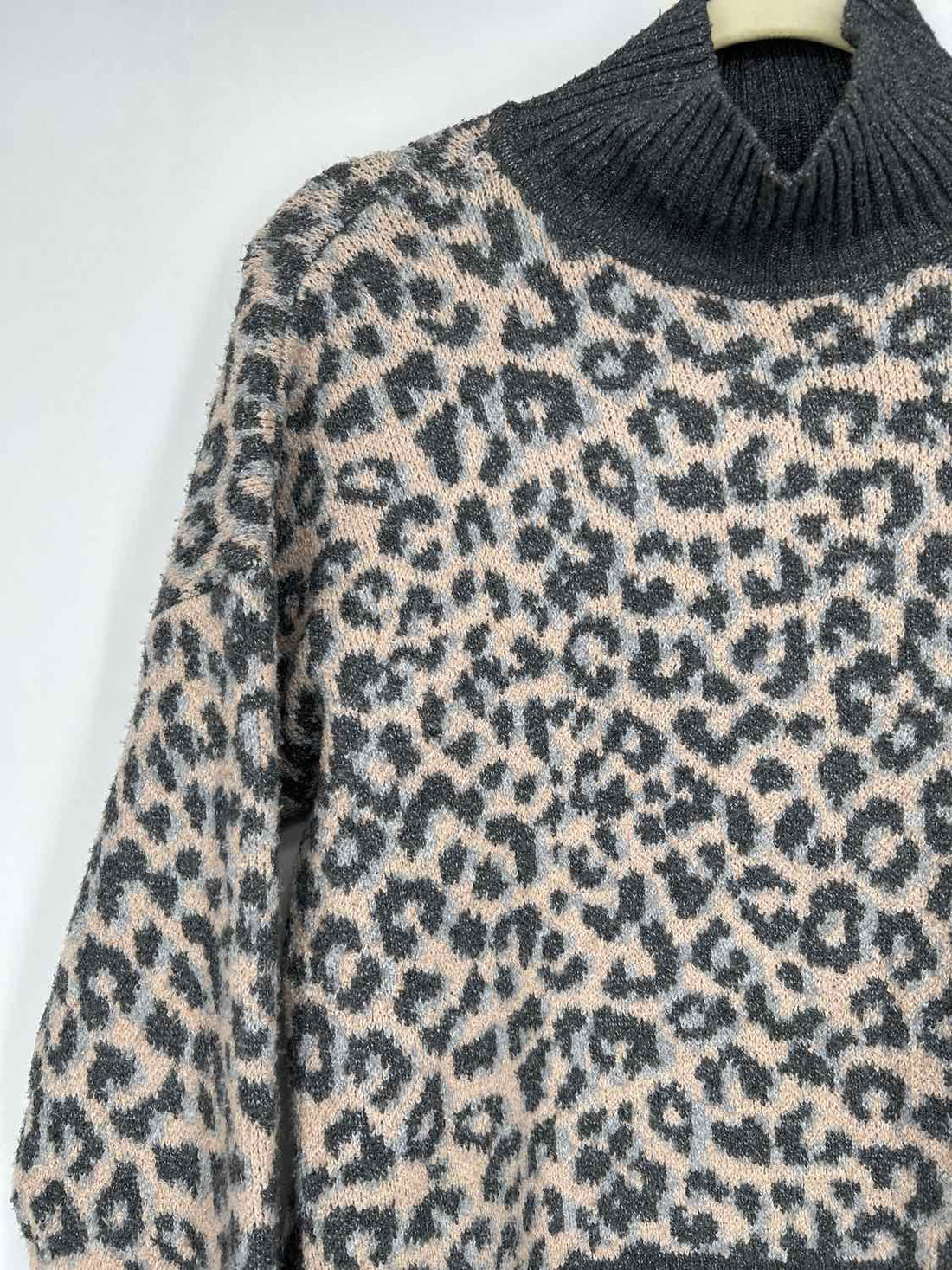 Marled Size M Gray Leopard Sweater
