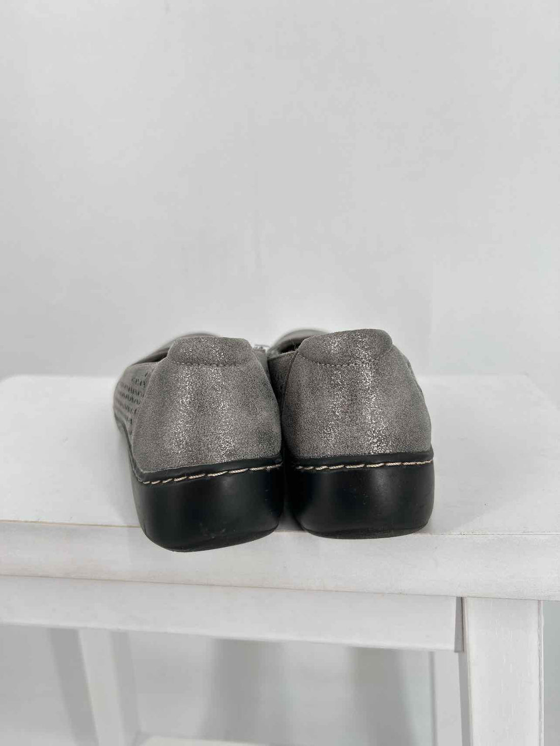 Clarks Women Size 7 Gray Flats