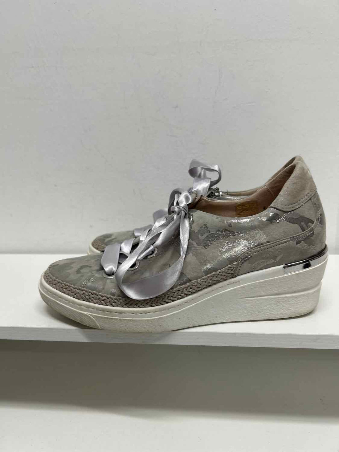 Softwaves Women Size 37 (6.5-7) Gray Camo Sneakers