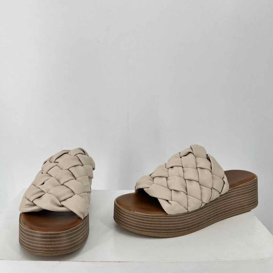 Blowfish Women Size 8.5 Beige Sandals