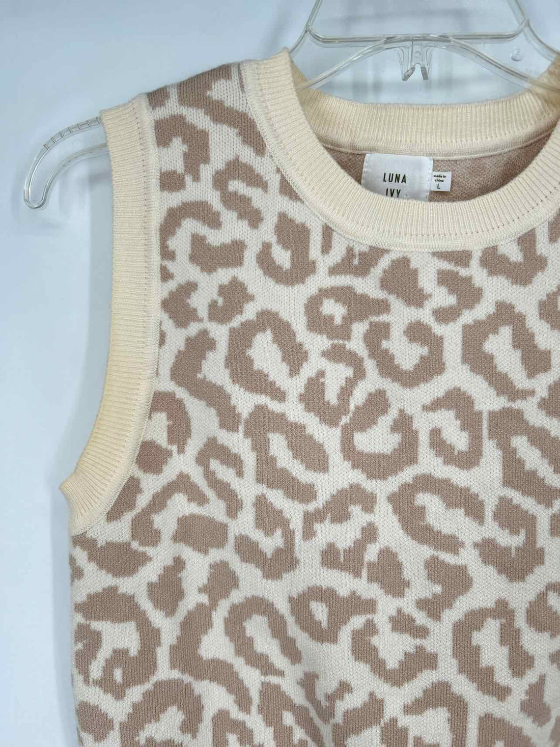 Luna Ivy Size L Cream Leopard Sweater Vest