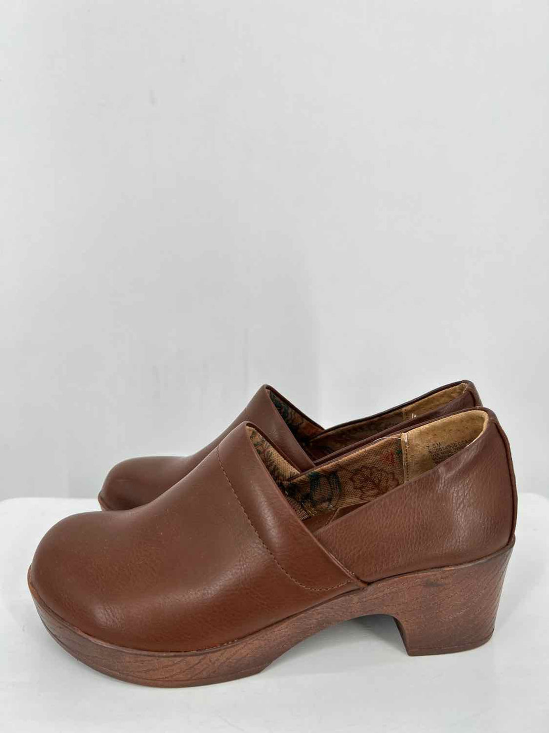 b.o.c Women Size 7.5 Brown Clogs