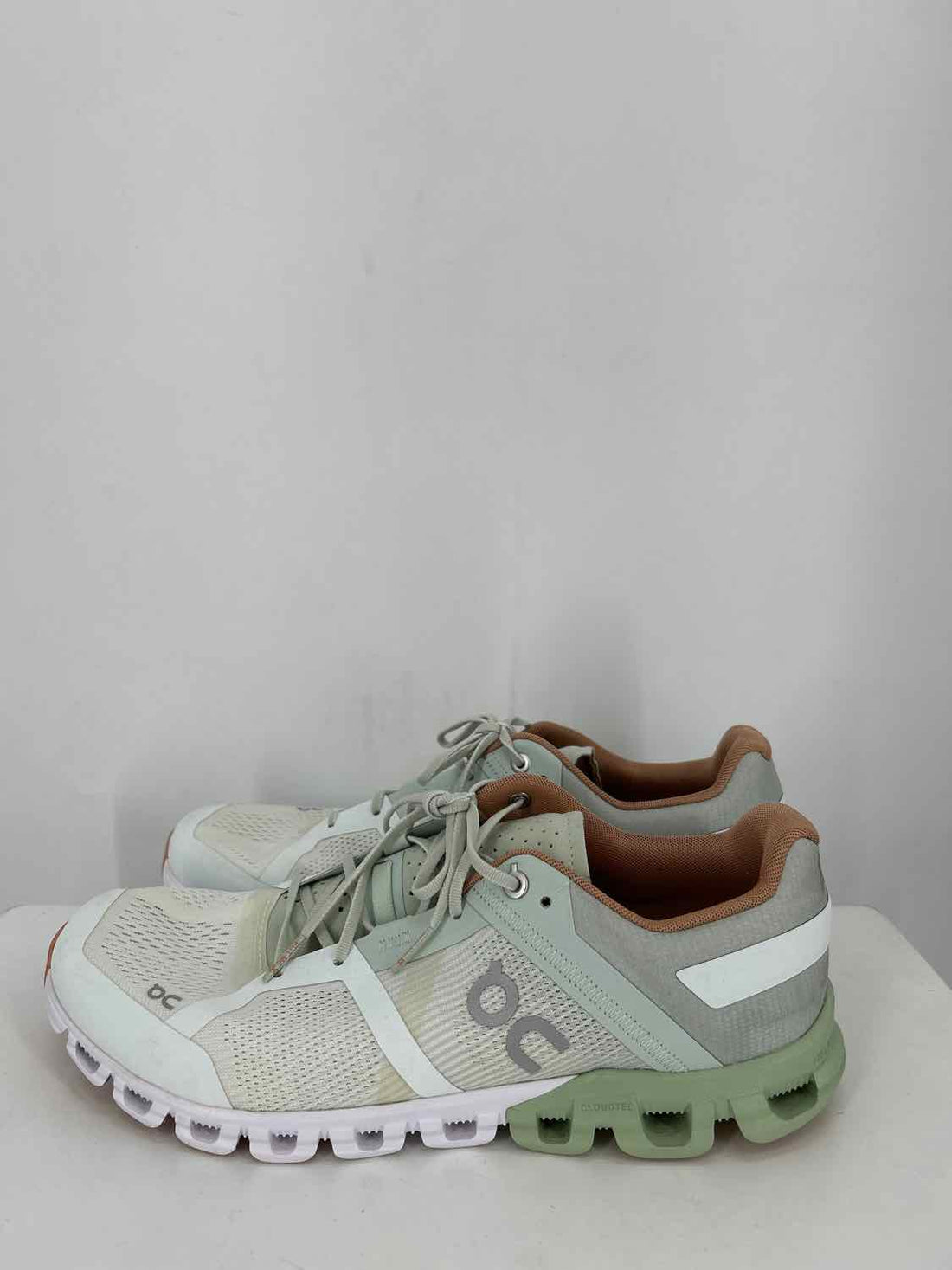 On Cloud Women Size 11 Light Green Pre Owned Sneakers