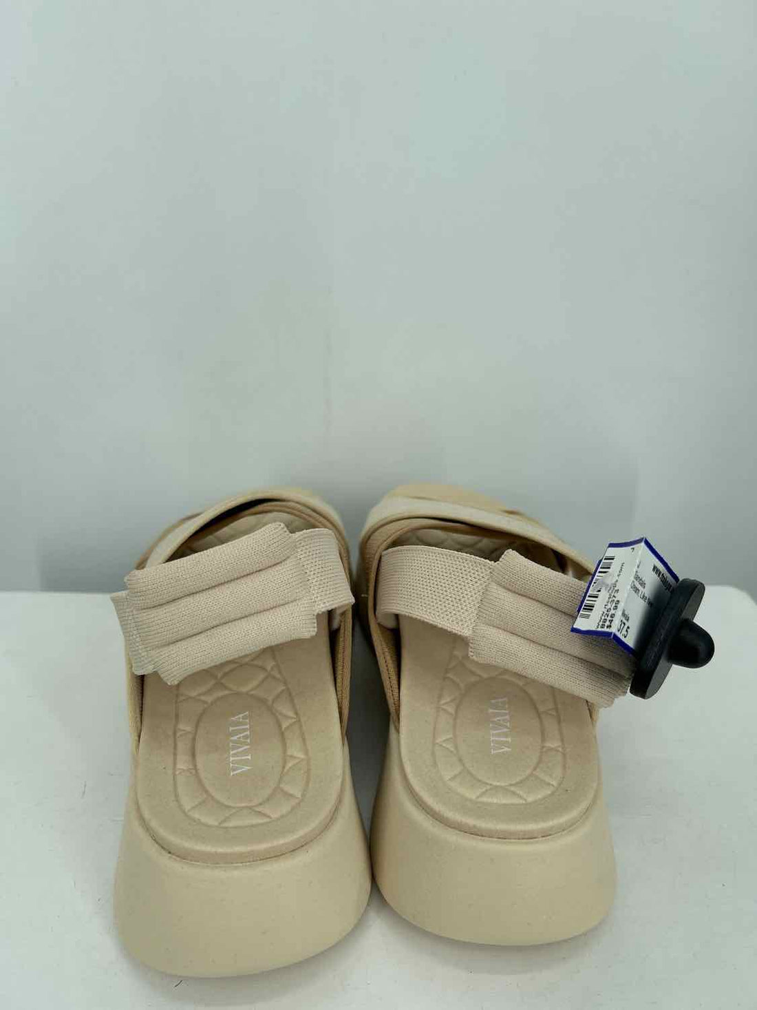 Vivaia Women Size 37.5 Cream Like New Sandals