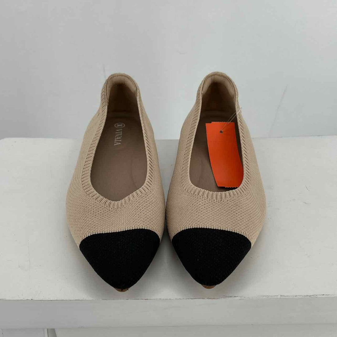 Vivaia Women Size 37.5 Beige & Black Flats