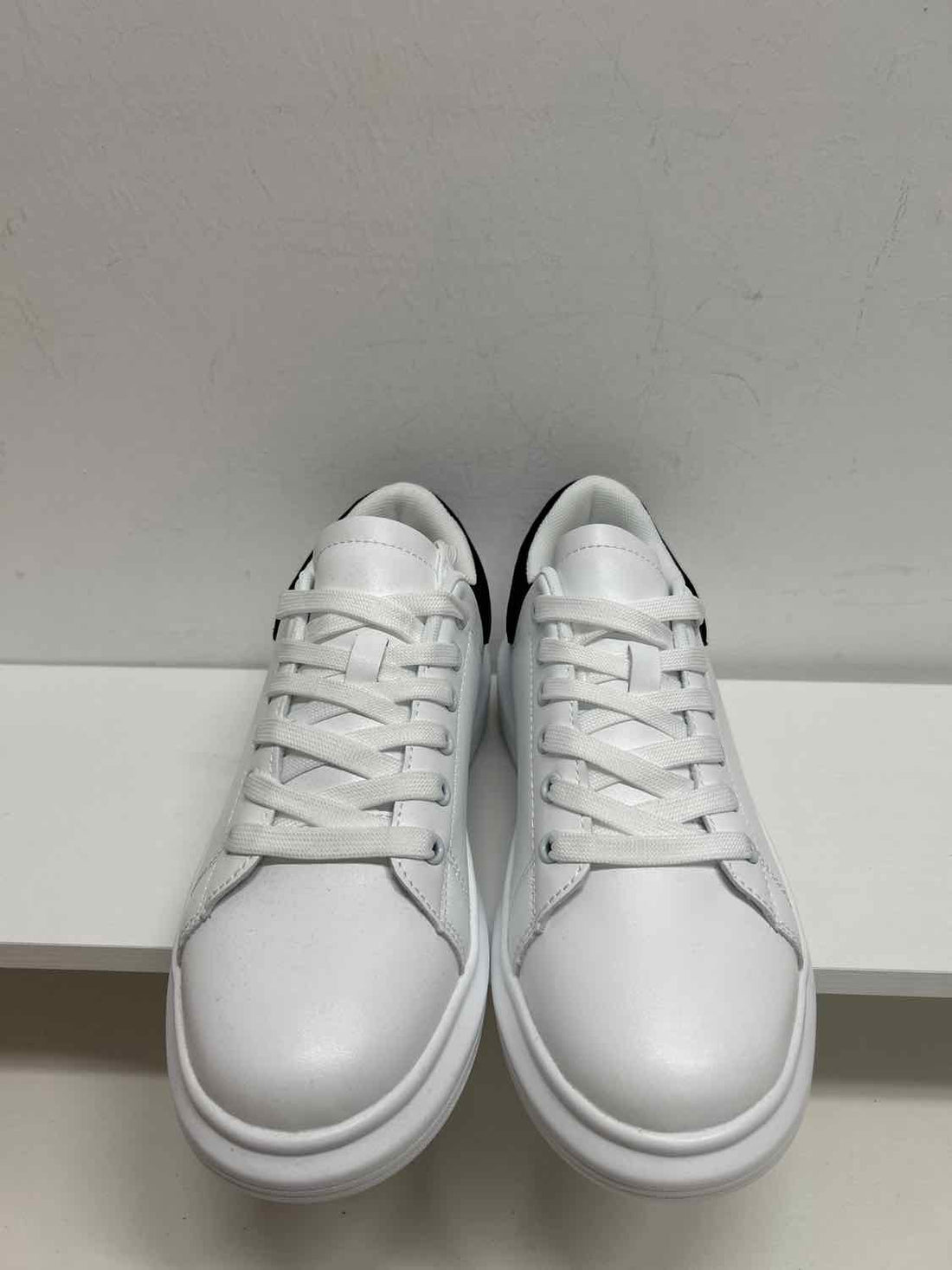 Berness Women Size 8 White New In Box Sneakers