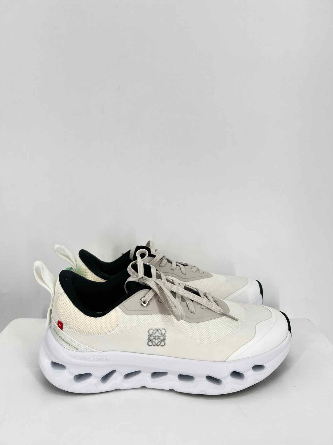 On Cloud Women Size 7 Cream & White Like New Sneakers
