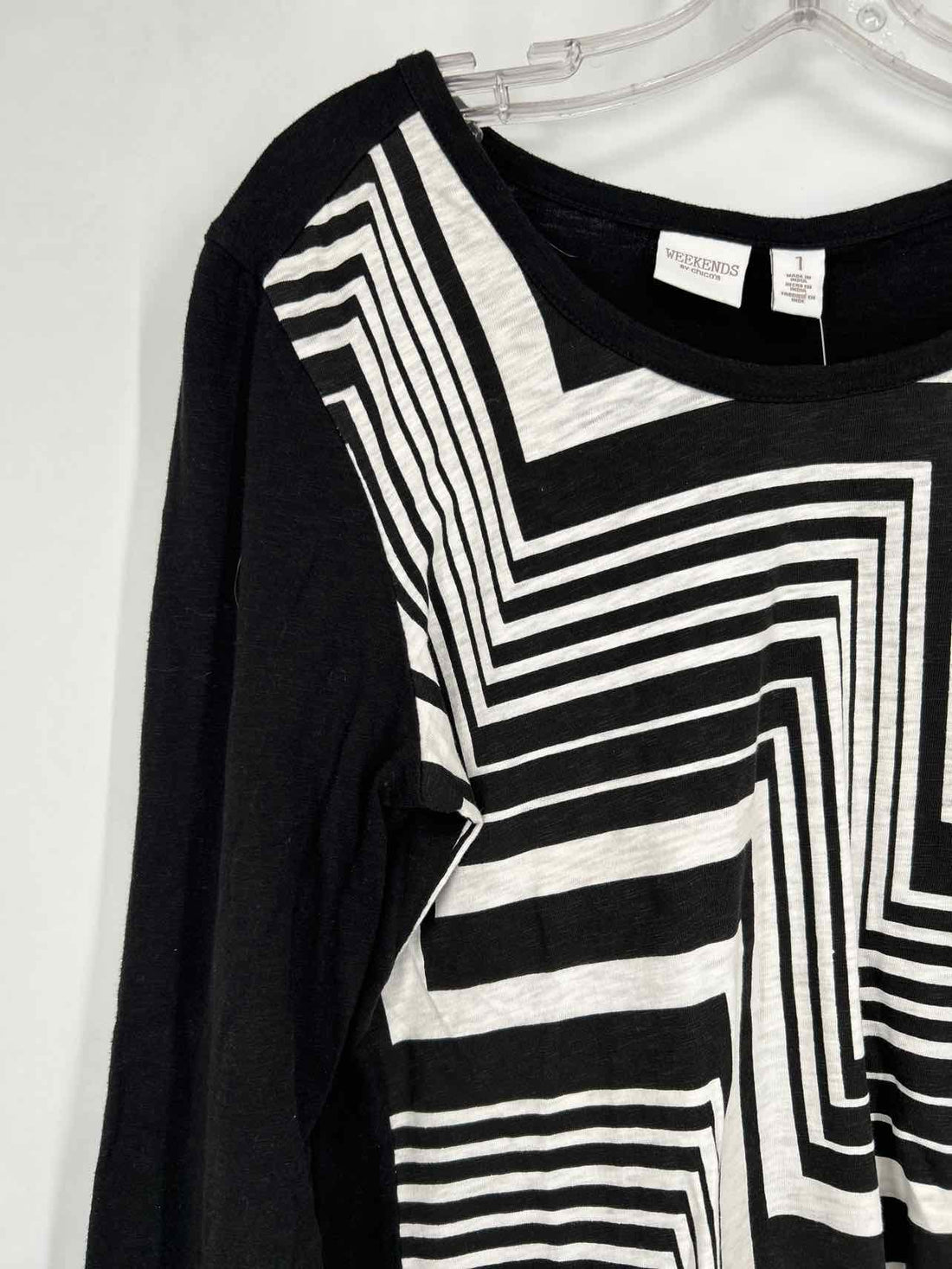 Chicos Size 1 (8) Black & White Long Sleeve