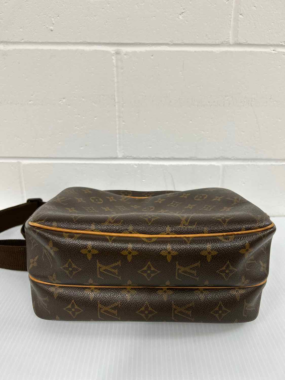 Louis Vuitton Reporter PM Monogram Crossbody. Dec 1999 Collection. Minor patina