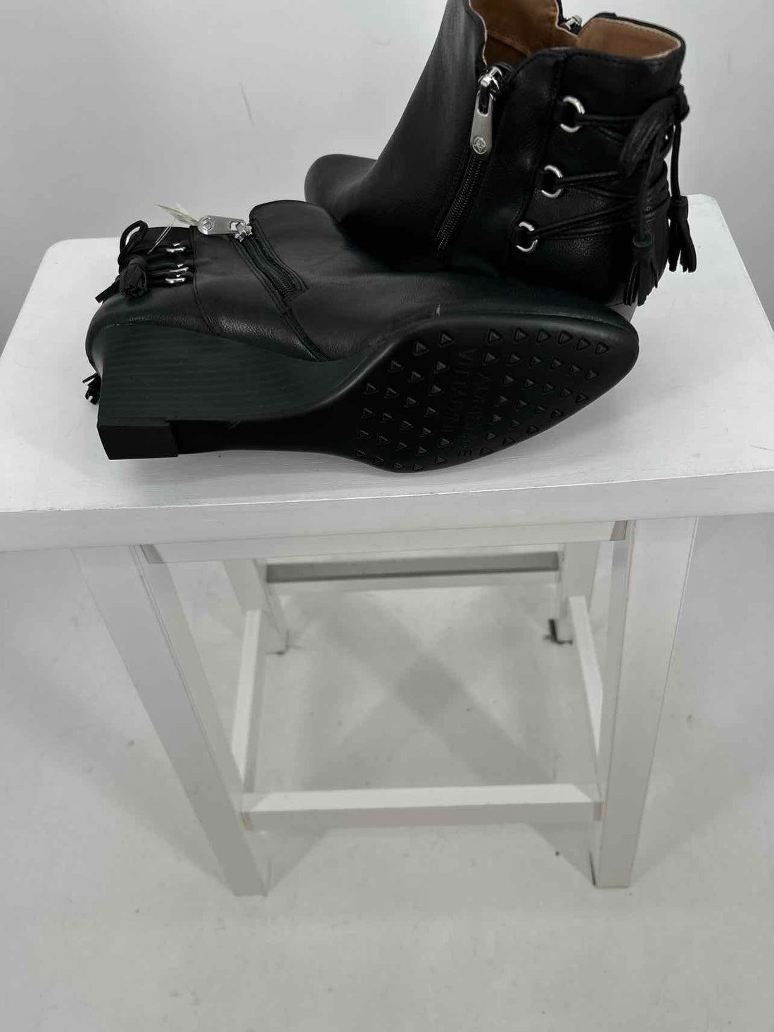 Adrienne Vittadini Women Size 9 Black Like New Ankle Boot