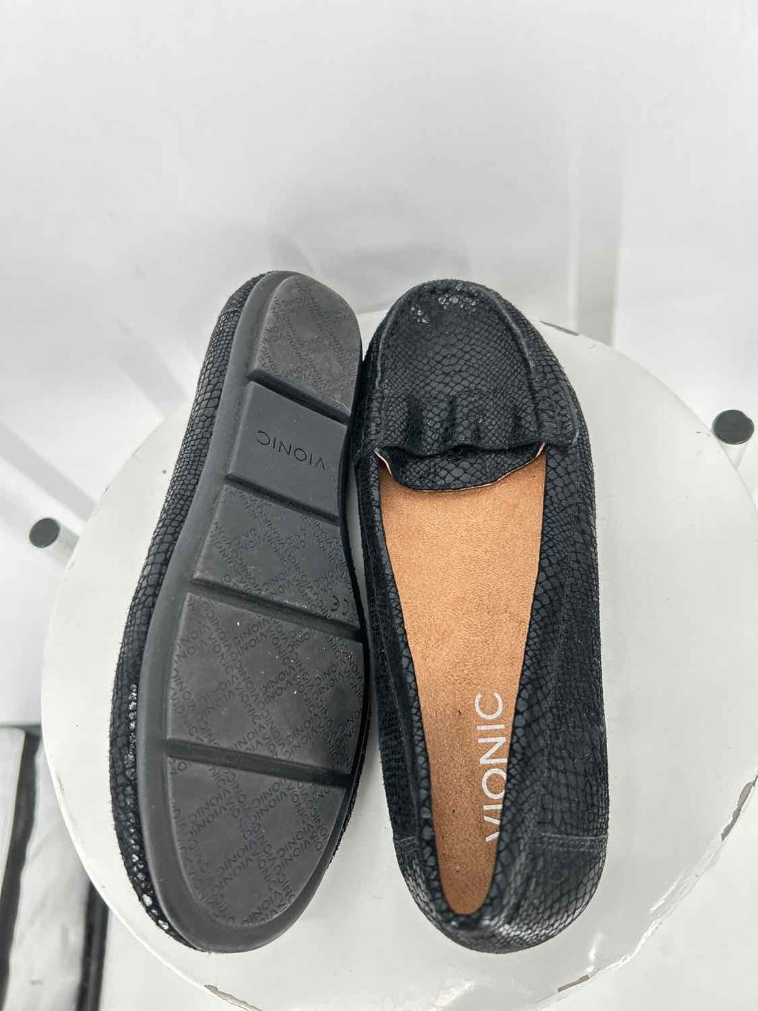 Vionic Women Size 7 Black Snake Loafers
