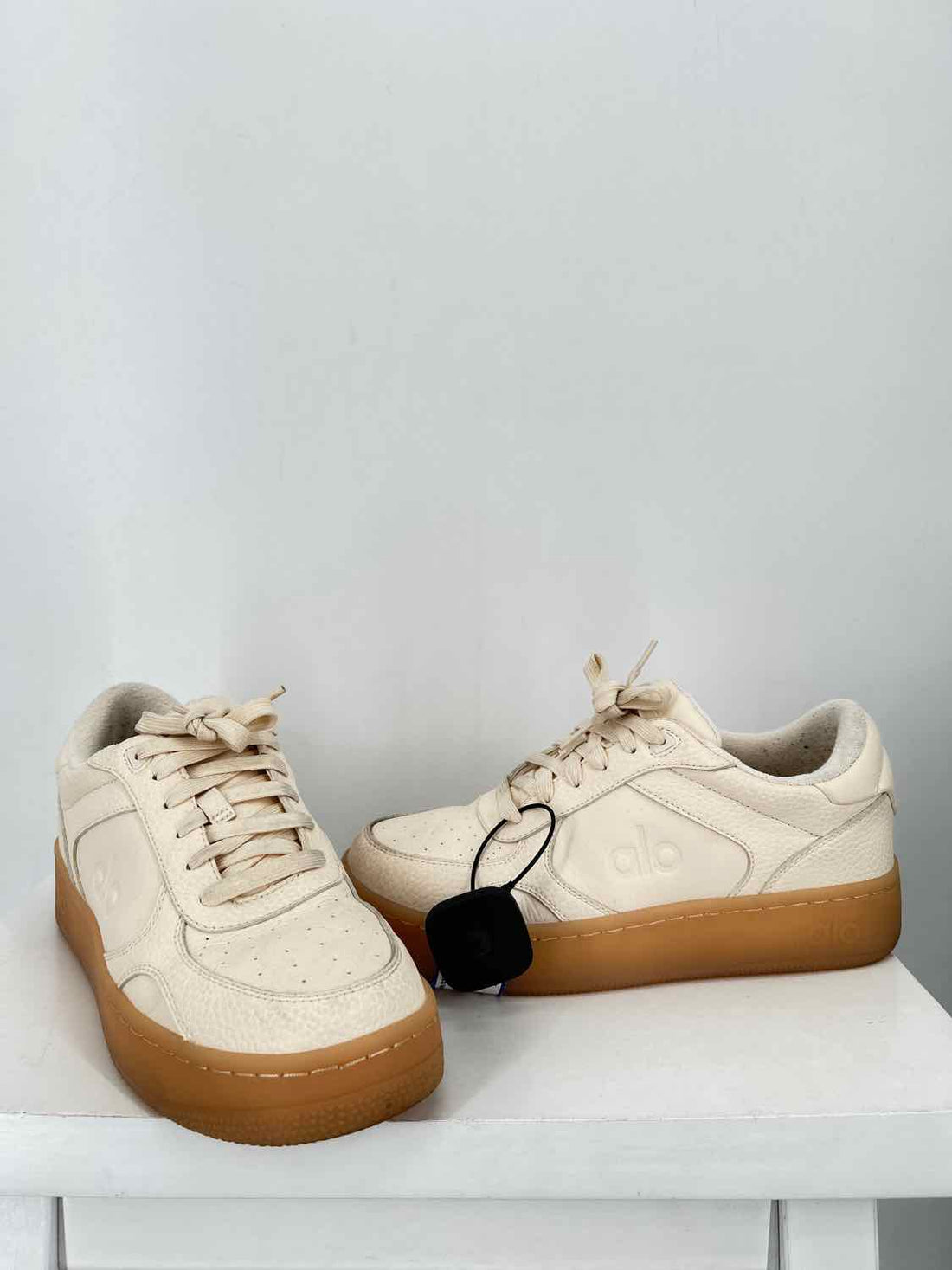 Alo Yoga Women Size 7.5 Buttercream Sneakers