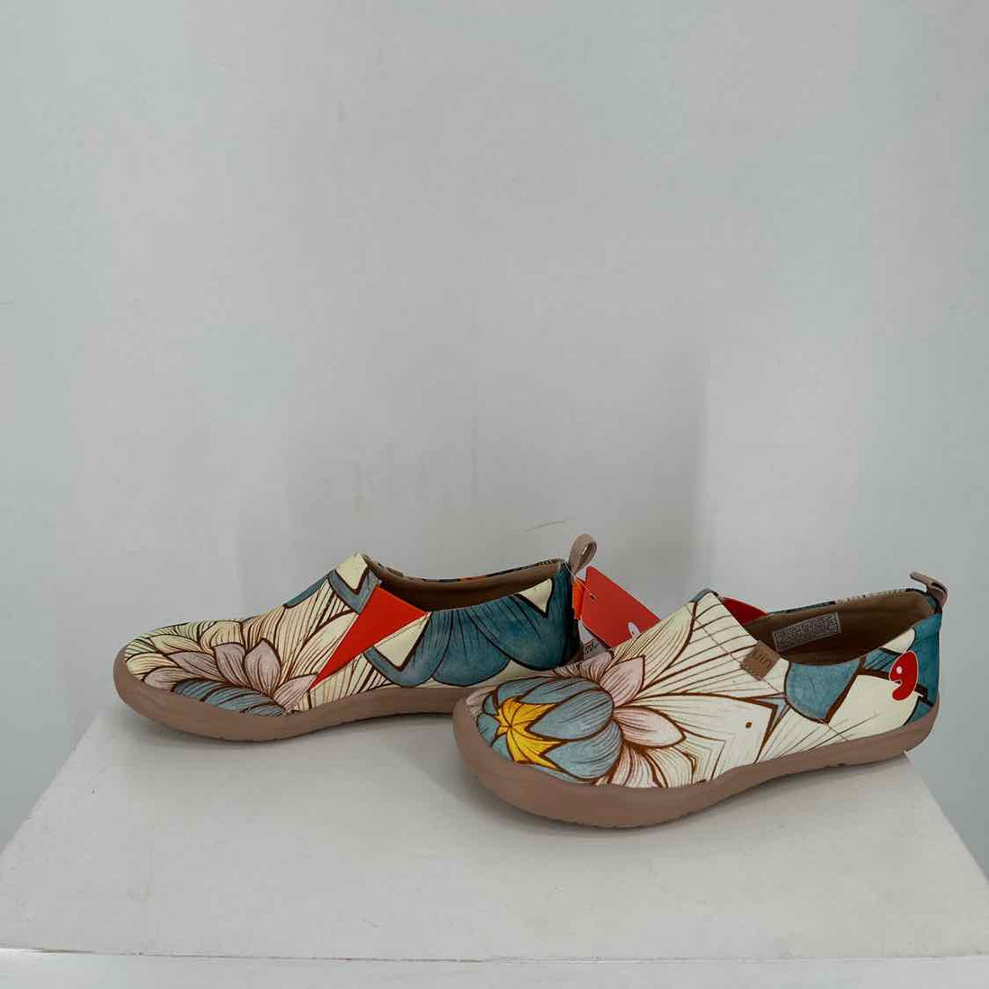 Uin Women Size 7 Floral NWT Canvas Sneakers
