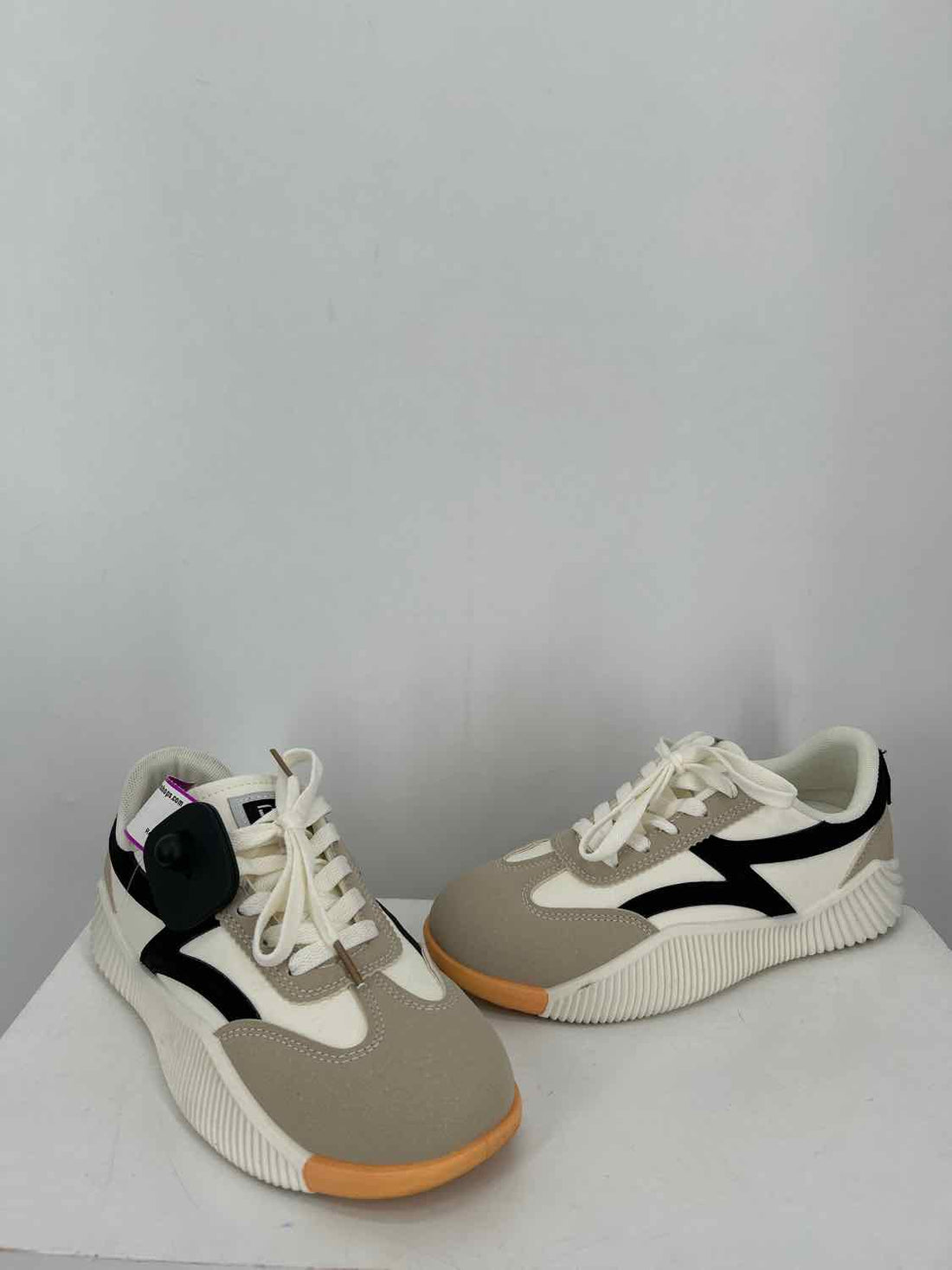 De Florance Women Size 6.5 White & Black Sneakers