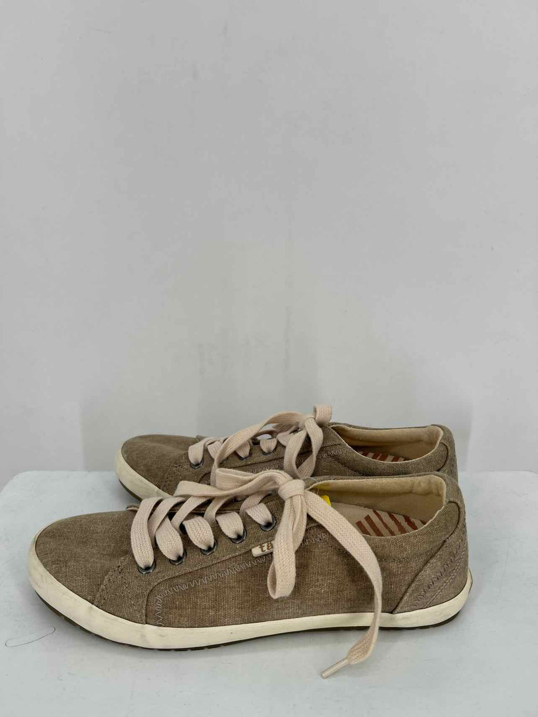 Taos Women Size 7 Tan Sneakers