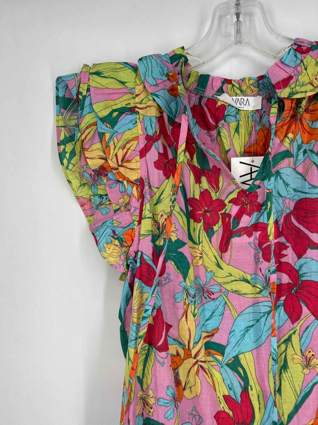 Avara Size XS Pink Floral NWT Short Sleeve
