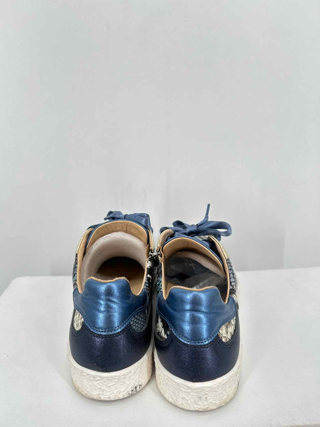 Softwaves Women Size 39.5 Navy & Gold Sneakers