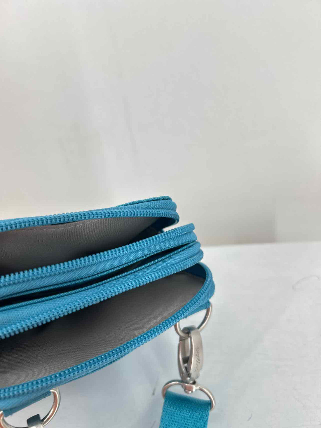 Baggallini Blue Nylon Like New Crossbody