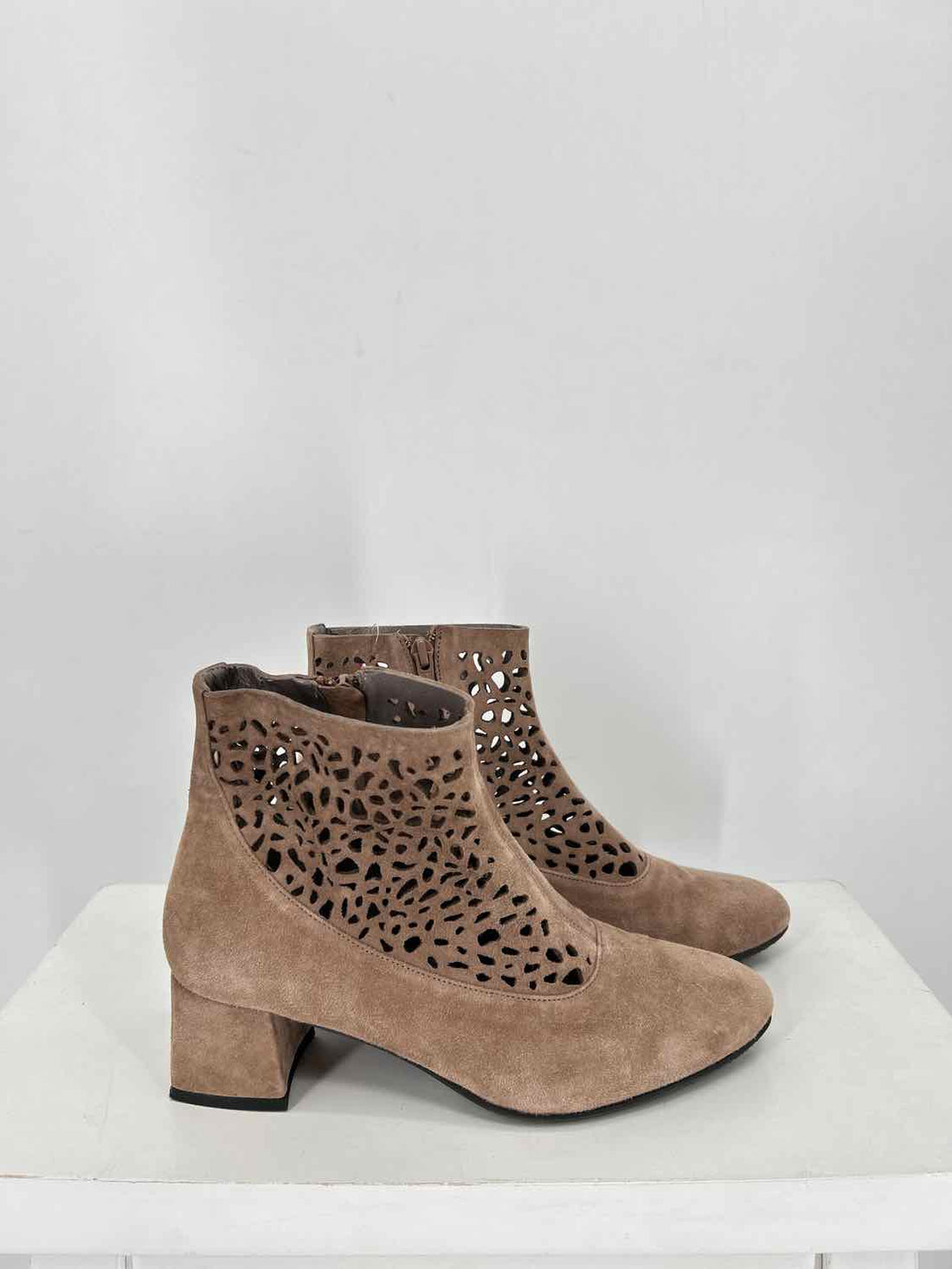Bella Comforto Women Size 37.5 Taupe Pre Owned Suede Ankle Boot