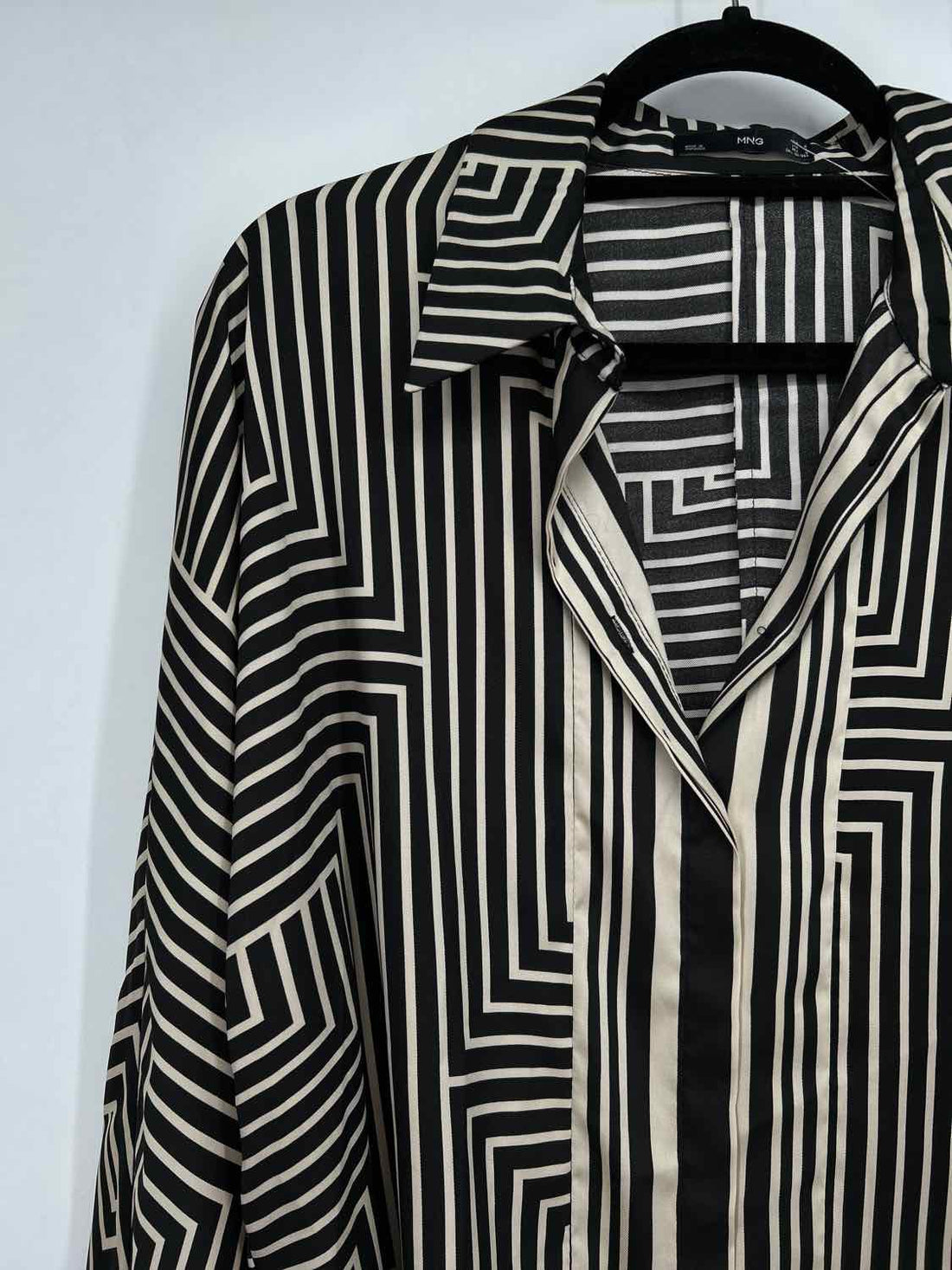 MNG Size M Black & Cream Long Sleeve