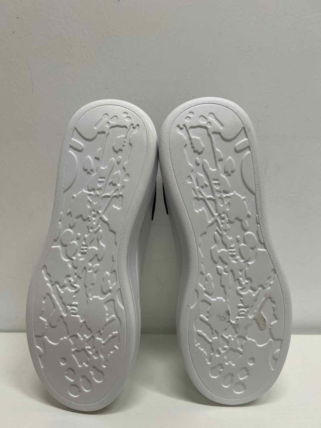 Berness Women Size 8 White New In Box Sneakers