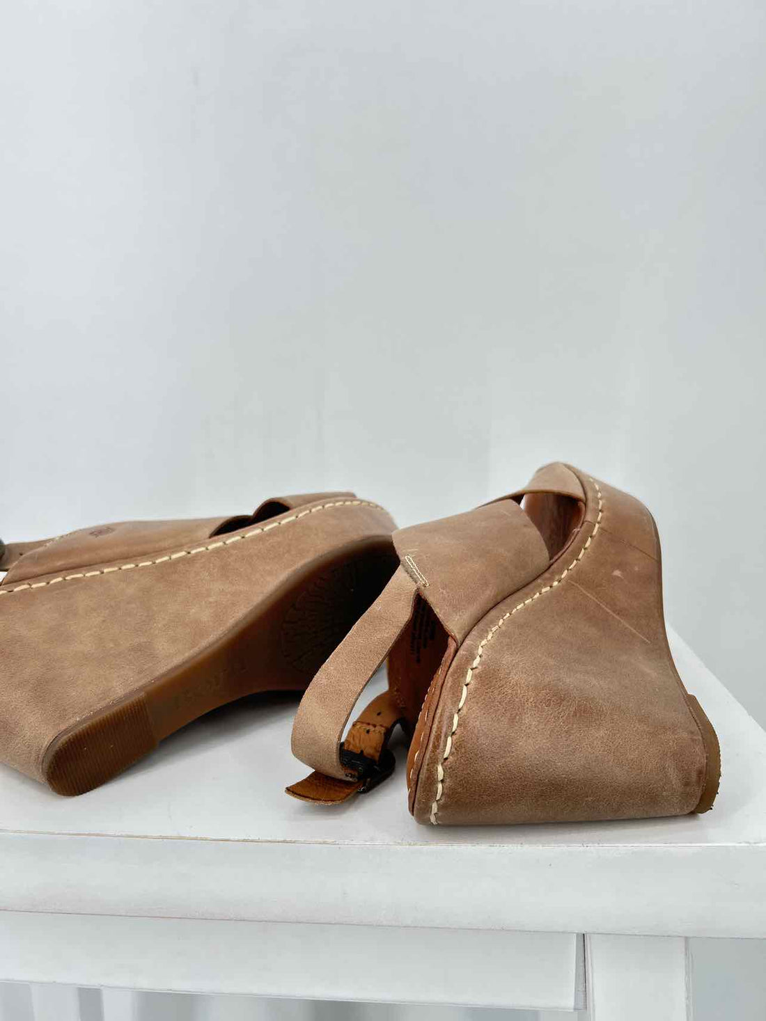 Born Women Size 7 Taupe Wedges