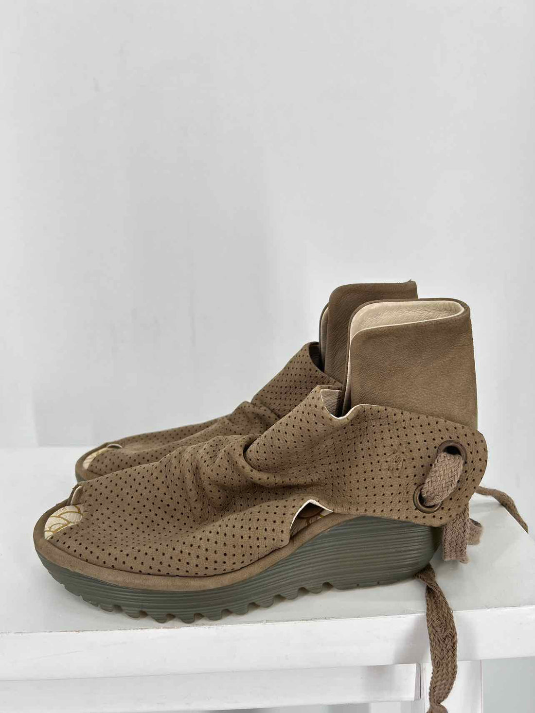 Fly london Women Size 39 (8.5-9) Taupe Wedges