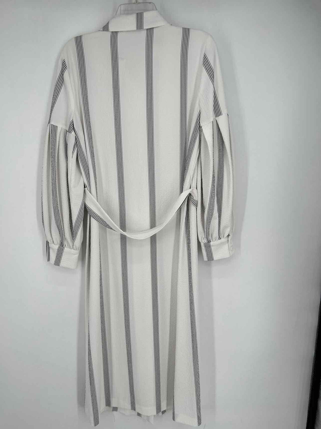 Calvin Klein Size 8 White Striped Long Sleeve Dress