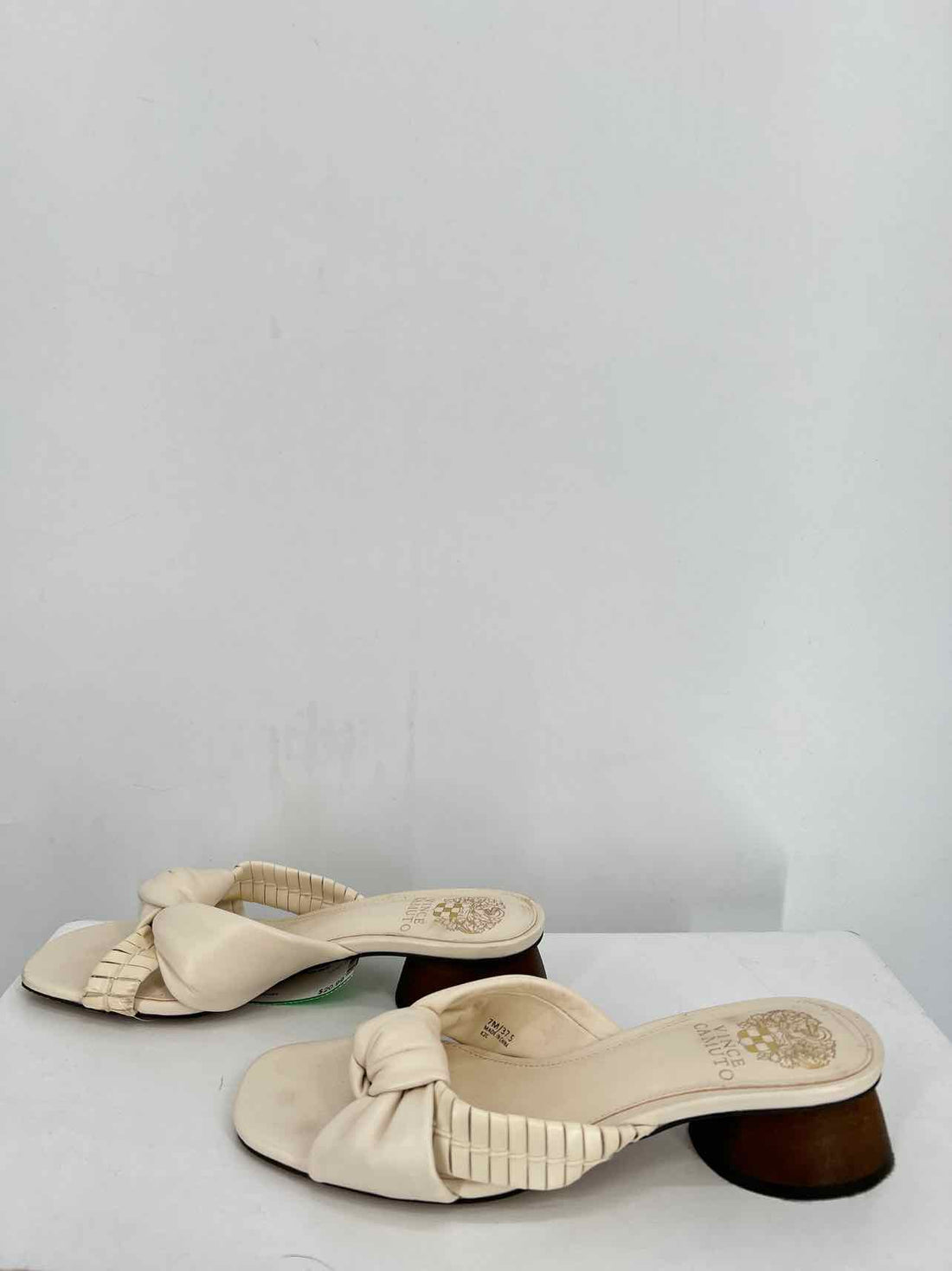 Vince Camuto Women Size 7 Cream Sandals